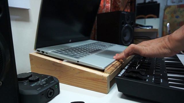 DIY laptop stand that matches with the M-Audio Oxygen Pro Mini смотреть онлайн