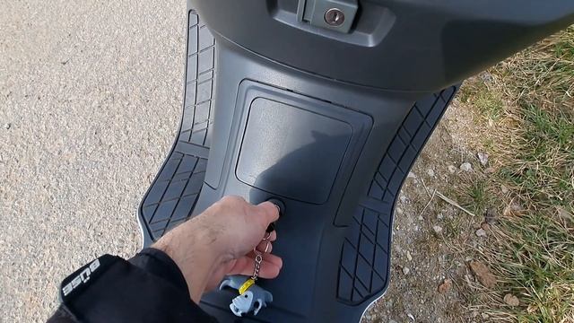 Suzuki Burgman 250 Skywave 250 Walkaround & Engine Sound смотреть онлайн