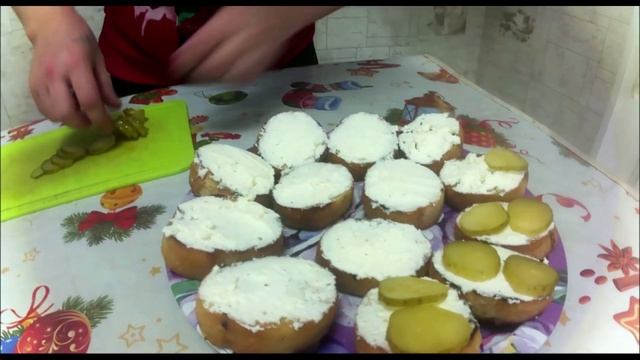 Бутерброды со шпротами на праздничный стол Закуска со шпротами и огурцом Самая вкусная закуска! смотреть онлайн