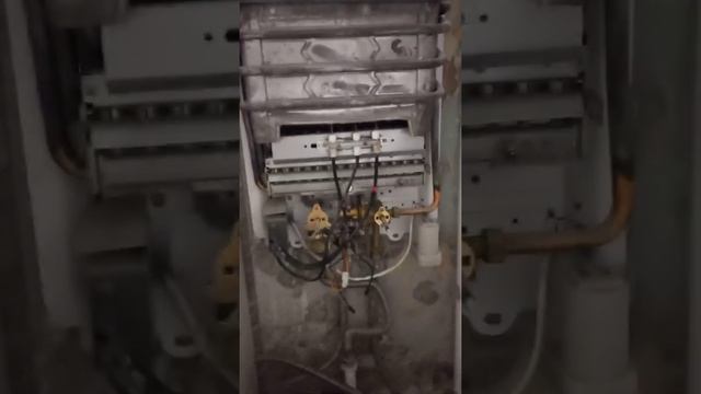 замена микровыключателя и датчика перегрева на газовой колонке. нет искры на газовой колонки. смотреть онлайн