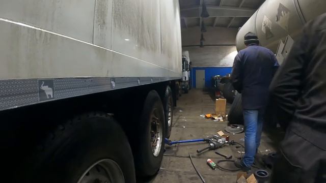 #90 Ремонт колеса у "Нового" прицепа, замена шпилек, едем на загрузку. смотреть онлайн