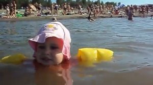 Настя купается 2 Nastya floats 2 (18.07.2015)