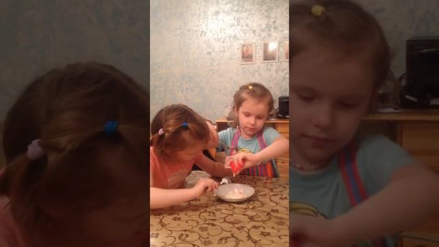 Что будет, если смешать йогурты разных вкусов? Близняшки экспериментируют смотреть онлайн