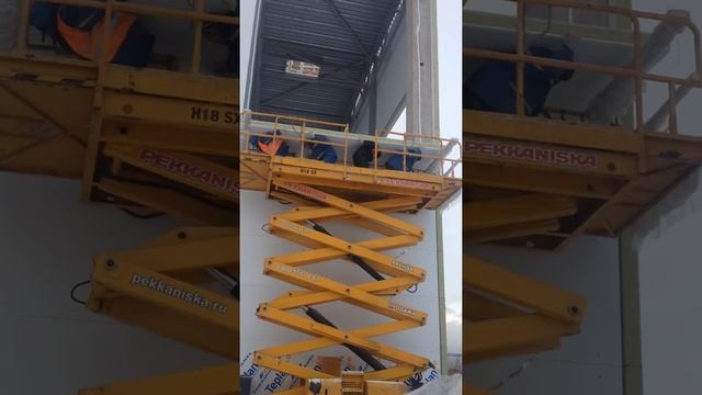 монтаж сэндвич панели на подъемнике, без крана и лебедки смотреть онлайн