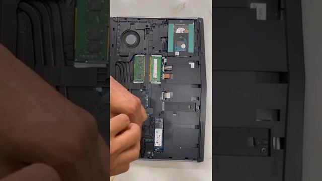 Alienware 17 R4, Alienware 15 R3 Battary Replacement,RAM,SSD,HDD Replacement&GPU CPU Thermal Pastin смотреть онлайн