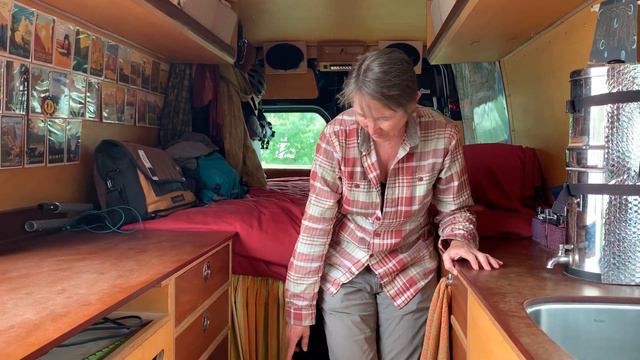 VAN TOUR - SOLO FEMALE VANLIFER EMPOWERS WOMEN TO FOLLOW THEIR DREAMS | Meet Joni and The Galavan смотреть онлайн