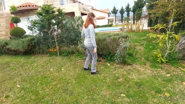 Огромный мяч.Игра девочки 👧против мальчиков 👦.Видео для детей.Игра для детей. смотреть онлайн