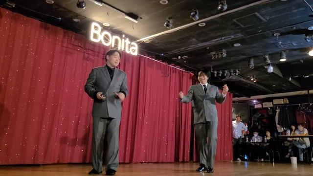 댄서 웅이 살사 공연 홍대 보니따 Dancer Ungee Salsa Performance at Bonita in Seoul Korea смотреть онлайн