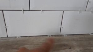 Фартук из плитки «Кабанчик» по уровню столешницы без установки плинтуса