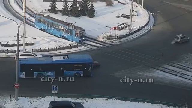 В Новокузнецке синий автобус не стал уступать трамваю на кольце смотреть онлайн