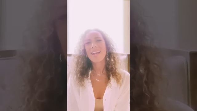 Leona Lewis Footprints In The Sand At Home Acoustic Video смотреть онлайн