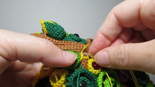 Заполняю сеточкой оставшееся свободное пространство на поверхности вязаной сумки смотреть онлайн