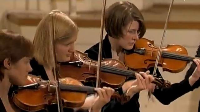 Mozart - Divertimento K. 136 смотреть онлайн