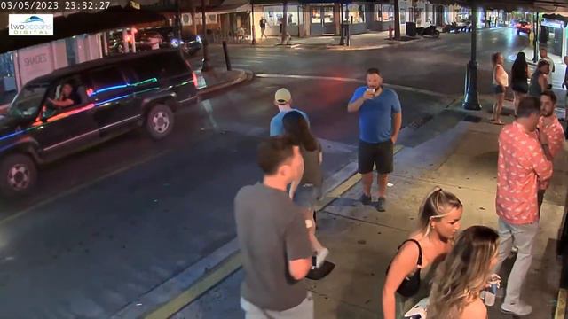 Guy Gropes Woman, Gets Thrown Out of Sloppy Joes, Duval Street, Key West, Florida смотреть онлайн
