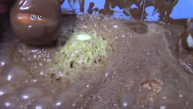Ми-ми-мишки сделали ШОКОЛАДНУЮ пену с Бурлящего шара - Тучка и Кеша купаются смотреть онлайн