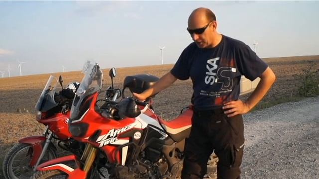 Wieczorna jazda BMW F 650 i Honda Africa Twin смотреть онлайн