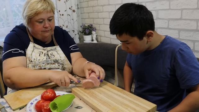 Мужики сегодня готовят Абдугани пиццу а Сафар плов. смотреть онлайн