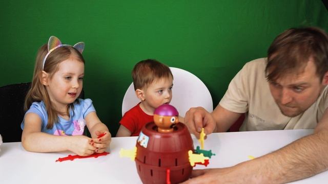 Вивви и хитрый Пират в Бочке. Как ИГРАТЬ в Pop Up Pirate. смотреть онлайн