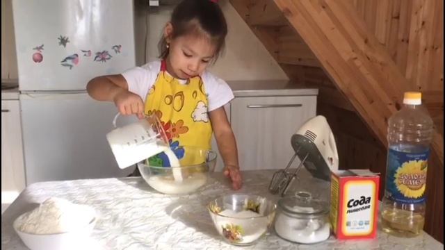 блины на кефире, ну очень вкусные.mp4 смотреть онлайн