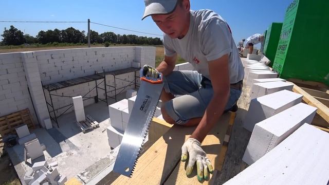 Кладка бетонного КИРПИЧА!Деревянное ПЕРЕКРЫТИЕ!Вышли на новую ВЫСОТУ! смотреть онлайн