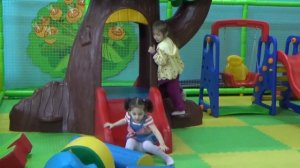 Юляшка с подружкой играют на детской площадке