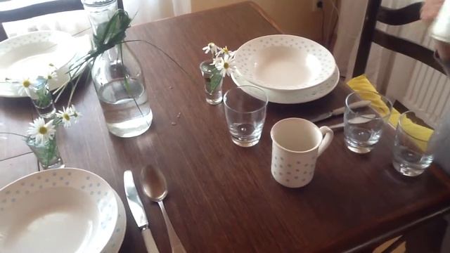 Летняя сервировка стола из простой  посуды