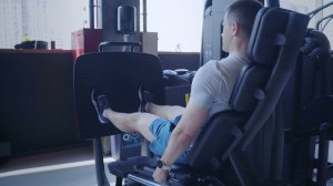 Горизонтальный жим двумя ногами