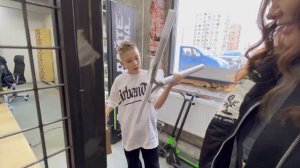 День рождения МЕЧТЫ САМОКАТЕРА в СКЕЙТ ПАРКЕ/ ПЕТЯ БОНДАРЬ ПОДАРИЛ САМОКАТ