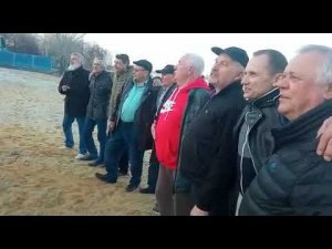 Мужчины поют на берегу Смолино