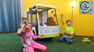 Диана и Даня строят машину - Перед Автобуса, Бампер и Фары. Манкиту.