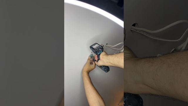 Как заделать ДЫРУ/отверстие в Гипсокартоне потолка, уже окрашенного . смотреть онлайн