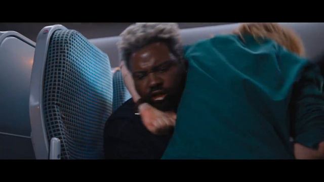 Брэд Питт смешно дерётся в поезде (Brad Pitt Fights Funny On A Train)