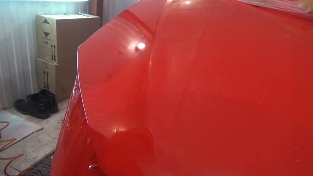 Частичная покраска капота усеянного сколами смешанным переходом.