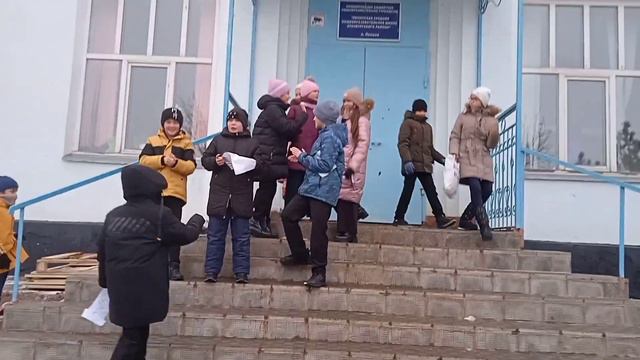 В видео могут быть маты и нецензурные слова вырезать нк могу(не умею) смотреть онлайн