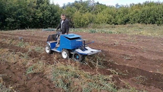 Минитрактор из мотоблока,6*4,(почти полный привод).7 сентября,копаем картофель. смотреть онлайн
