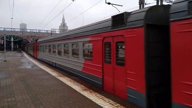 Электропоезд ЭД2Т-0036 отправляется с Казанского вокзала. смотреть онлайн