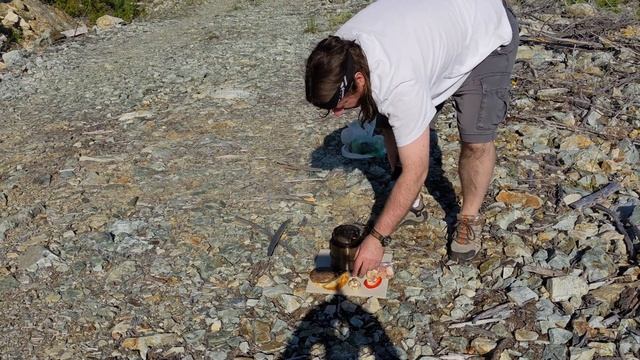 Tomshoo Gasifier Twig Stove – Initial setup, lighting, cooking, and packing away. смотреть онлайн