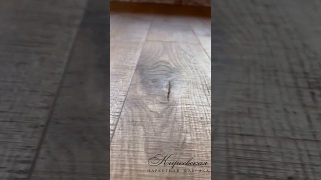 Массивная доска дуб Рустик в обработке Sawstripe (соустрайп).⠀