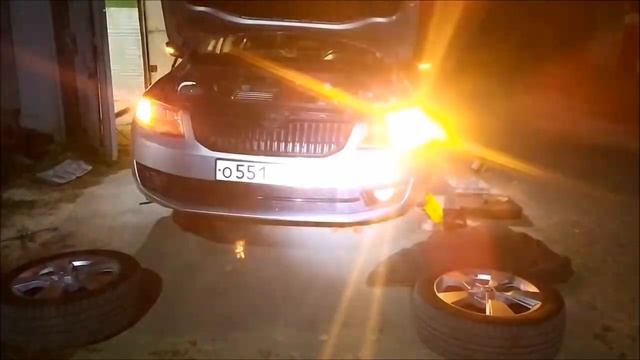 Сравнение штатной с большой Led лампочкой в поворотниках Октавия А7 смотреть онлайн