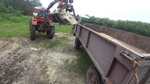 Трактор Т-40 грузит песок.