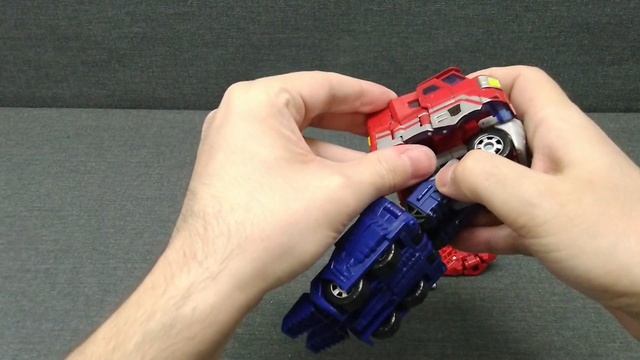 Обзор трансформера Optimus Prime - Voyager - TF: Classics - Robot in Disguise - Hasbro. Музей Р-ТФ. смотреть онлайн