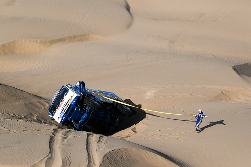 «КАМАЗ-мастер» на ралли «Дакар 2018». 10 января – Переворот Николаева, Шибалов вытаскивает Леба смотреть онлайн