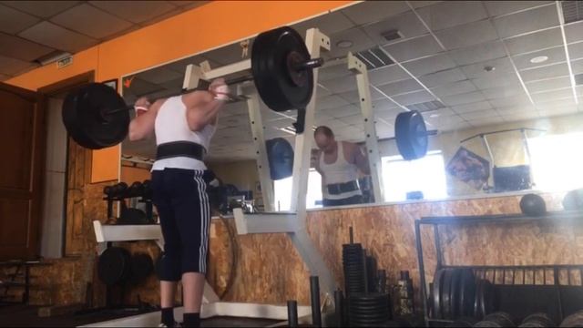 Доходяга Стероидмен предпринимает попытку догнать меня в приседе. А вам слабо? смотреть онлайн