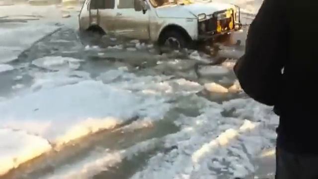 Спасают ниву из под льда смотреть онлайн