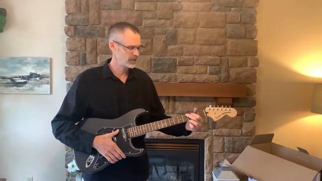Unboxing First Electric Guitar: Squier Stratocaster Affinity Pack with Fender 15G Frontman Amp смотреть онлайн