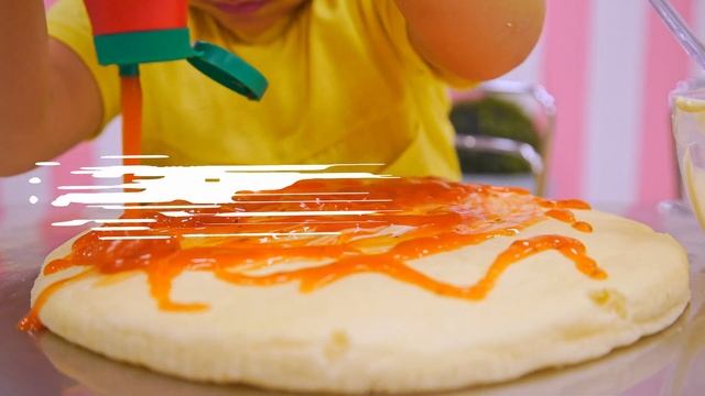 Давид и Мария готовят пиццу ! David and Maria making pizza! смотреть онлайн