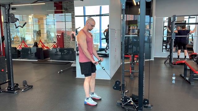 Подъем на бицепс в блочном тренажере