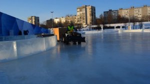 Каток #МАШИНА ДЛЯ ЗАЛИВКИ ЛЬДА #Трактор чистит снег #Спецтехника для детей Ice Rink MACHINE FOR ICE