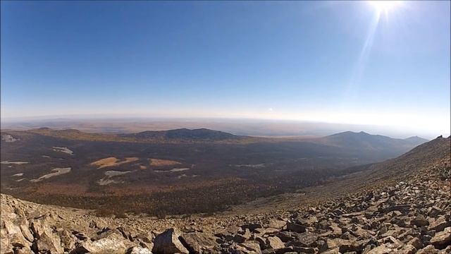 "Иремель" - исчезающие облака, обзор без дымки в Уральских горах на день туриста смотреть онлайн
