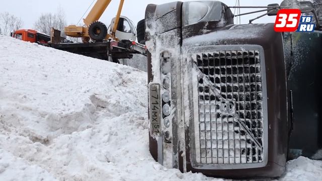 На вологодской трассе фура слетела в кювет